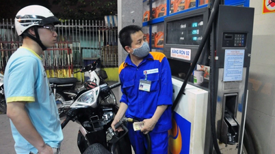 Harga bahan api terus meningkat, dengan RON95 hampir mencecah 19,000 VND/liter.