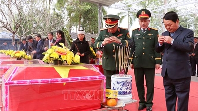 Gedenkgottesdienst und Beisetzung der sterblichen Überreste der Märtyrer, die an der Vi-Xuyen-Front gefallen sind.