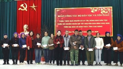 Nong Thi Ha, az etnikai kisebbségekért és vallásért felelős miniszterhelyettes ellátogatott Quang Han, Quang Trung és Dam Thuy községekbe, és ajándékokat adott át a Tet lakosainak.