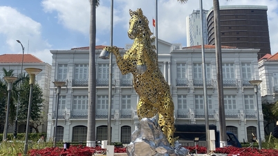 En närbild av hästmaskoten, bildad av namnen på 94 kommuner och valkretsar i Da Nang.