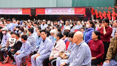 Se distribuyeron más de 2.700 regalos y ropa a los pacientes en el programa “Loving Tet Market”.