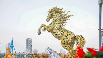 Les deux mascottes équines racontent l'histoire du développement de Da Nang.