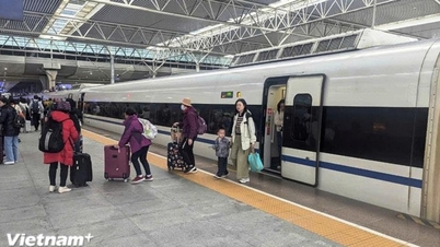 建設大臣：鉄道事業に早く着手し、高速道路の通行料も徴収すべきだ。