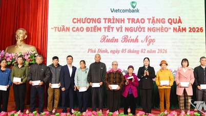 De Thaise Nguyen-vestiging van Vietcombank presenteert Tet-geschenken in de gemeente Phu Dinh.