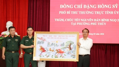 Deputy Secretary of the Lam Dong Provincial Party Committee, Dang Hong Sy, visited and extended New Year greetings to officials and people of Phu Thuy ward.