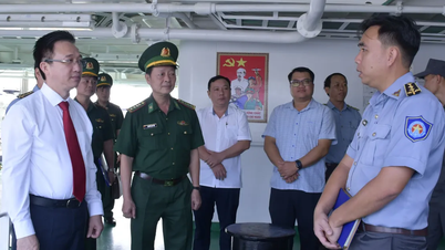 Los líderes de la ciudad de Ho Chi Minh visitan y envían saludos de Año Nuevo a personas y organizaciones.