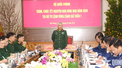 Letnan Jenderal Nguyen Quang Ngoc mengunjungi dan menyampaikan ucapan selamat Tahun Baru di Markas Komando Wilayah Penjaga Pantai 1.