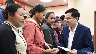 Đồng chí Đinh Quang Tuyên tặng quà Tết tại xã Thanh Mai