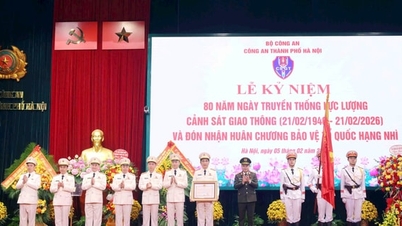 กองตำรวจจราจรฮานอยได้รับเครื่องราชอิสริยาภรณ์ป้องกันประเทศ ชั้นที่สอง