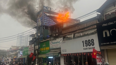 Un panneau publicitaire a pris feu au troisième étage d'un immeuble résidentiel de la rue Tran Cung à Hanoï.