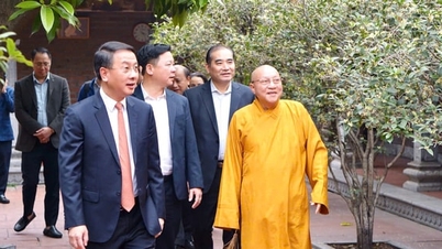 A Hanoi Városi Pártbizottság belügyi osztályának vezetője, Tran Dinh Canh ellátogatott a Lien Phai pagodába és a rendőrségre, és újévi jókívánságait fejezte ki.