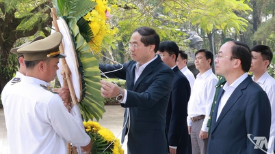 The delegation from Thai Nguyen province offered incense to pay tribute to the heroic martyrs in Quang Tri and Ha Tinh provinces.