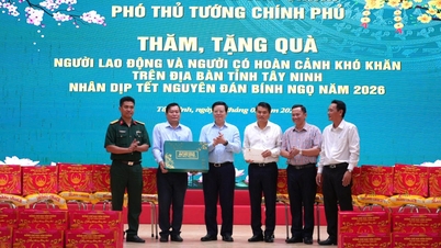 O vice-primeiro-ministro Mai Van Chinh visita e entrega presentes na comuna de Thanh Hoa.