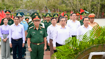 Ho Chi Minh City leaders offer incense to commemorate the heroic martyrs at Con Dao Special Zone.