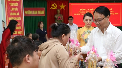 Deputy Secretary of the Lam Dong Provincial Party Committee, Dang Hong Sy, visited and extended New Year greetings to officials and people in the flood-affected area of ​​Ham Thang.