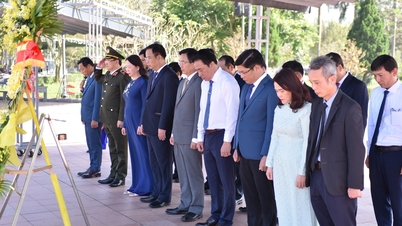 City leaders offer incense to pay tribute to the heroic martyrs in Quang Tri.