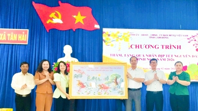 The Lam Dong Provincial Delegation visited and presented Tet gifts to Tan Hai commune.