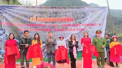 Inauguração do projeto de estrada de concreto na comuna de Khau Vai.