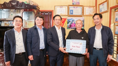 Kameraad Pham Van Lap bezoekt families die een voorkeursbehandeling genieten en families die in moeilijke omstandigheden verkeren in de gemeente Tan Minh en overhandigt hen Tet-geschenken.