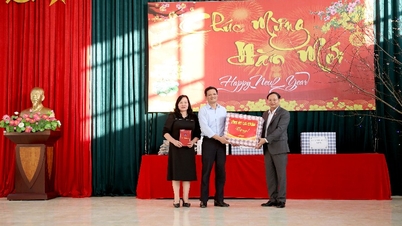 Le secrétaire provincial du parti, Le Minh Ngan, visite et remet des cadeaux à l'établissement de protection sociale intégrée.