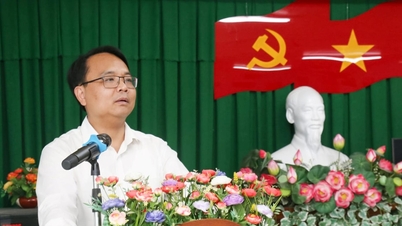 O Sr. Dang Hong Sy, Secretário Adjunto Permanente do Comitê Provincial do Partido de Lam Dong, visitou e transmitiu felicitações de Ano Novo à Binh Thuan Urban Environment and Services Joint Stock Company.