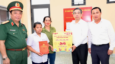 Ledare från Ho Chi Minh-staden besöker och överlämnar Tet-gåvor i Con Dao-zonen.