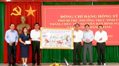 Deputy Secretary of the Lam Dong Provincial Party Committee, Dang Hong Sy, visits and extends New Year greetings to officials and people of Ham Thang.