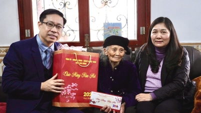 Des agences et des unités rendent visite aux familles bénéficiaires de politiques publiques et aux ménages pauvres et leur offrent des cadeaux pour le Têt à l'occasion du Nouvel An lunaire 2026 (Année du Cheval) - Cao Bang Online Newspaper