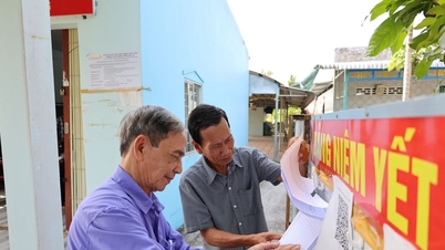 An Giang: Reviewing the voter list to ensure accuracy, completeness, and no omissions.