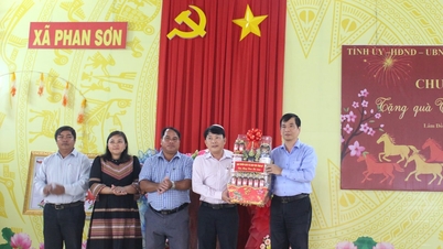 Ketua Jabatan Propaganda dan Mobilisasi Besar-besaran Jawatankuasa Parti Wilayah Lam Dong, Vo Thanh Binh, telah melawat dan menyampaikan hadiah Tet di komune Phan Son.