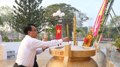 ថ្នាក់ដឹកនាំខេត្ត Lam Dong គោរពវិញ្ញាណក្ខន្ធវីរជនដែលបានពលីជីវិតនៅទីបញ្ចុះសពយុទ្ធជនពលី Binh Thuan។