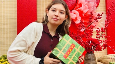 Studenții străini povestesc prima lor experiență gătind la o sobă pe lemne și preparând banh chung (turte de orez vietnameze) pentru Tet (Anul Nou vietnamez).