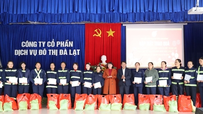 A Lam Dong Tartományi Női Szakszervezet Tet ajándékokat ad át hátrányos helyzetű női munkavállalóknak.