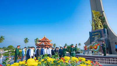 [Foto] Ketua Mahkamah Agung memperingati Para Ibu dan Martir Pahlawan Vietnam.