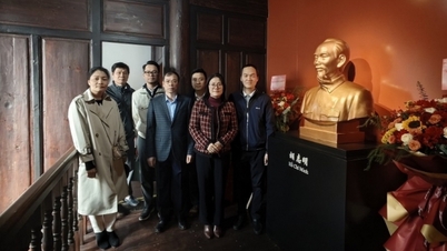 Die Parteizelle des vietnamesischen Generalkonsulats in Kunming legte Kränze an der Ho-Chi-Minh-Gedenkstätte nieder.