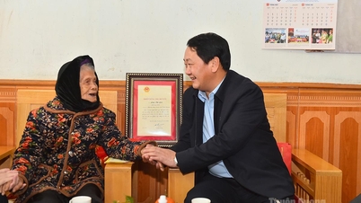 Kameraad Hau A Lenh, secretaris van het provinciale partijcomité, bracht een bezoek, bracht nieuwjaarsgroeten over en overhandigde geschenken aan Vietnamese heldhaftige moeders.
