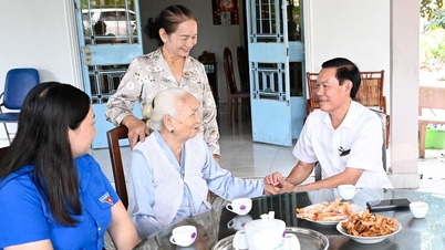 ທ່ານ ຫງວຽນວັນຊາກ, ຫົວໜ້າພະແນກພາຍໃນ ຄະນະກຳມະການພັກແຂວງອານຢາງ ໄດ້ສົ່ງຄຳອວຍພອນປີໃໝ່ເຖິງຕາແສງ ວິງທ້ວນ, ວິງບິ່ງ ແລະ ອືມິງເທືອງ.
