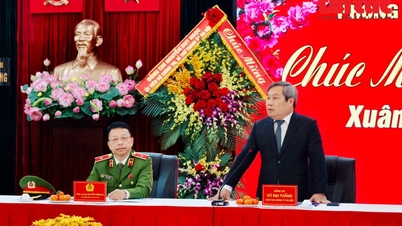 ประธานสภาเมืองฮานอยรับทราบถึงผลงานอันยอดเยี่ยมที่มักถูกมองข้ามของตำรวจจราจรในเมืองหลวง