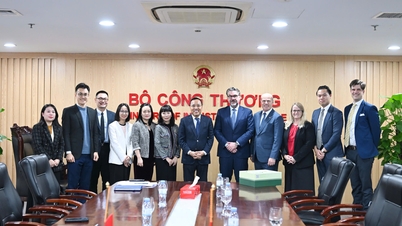 El viceministro de Industria y Comercio, Nguyen Hoang Long, recibe al enviado especial del Primer Ministro canadiense a la UE.