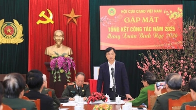 Sekretaris Partai Hanoi, Nguyen Duy Ngoc, mengunjungi Asosiasi Mantan Perwira Kepolisian Rakyat Vietnam.