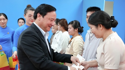Nguyễn Khac Dinh, a Nemzetgyűlés alelnöke látogatást tesz Khanh Hỏában, és újévi jókívánságait fejezi ki nekik, akik kedvezményes bánásmódban részesülnek.