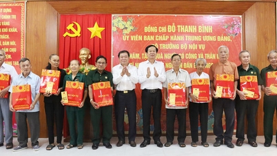 រដ្ឋមន្ត្រីក្រសួងមហាផ្ទៃ លោក ដូ ថាញ់ប៊ិញ ទៅសួរសុខទុក្ខ និងជូនពរឆ្នាំថ្មីនៅខេត្តអានយ៉ាង។