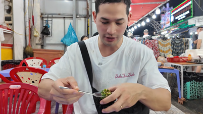 Foreign tourists enjoy trying a dish dubbed the "ginseng of the sea" in Vietnam.