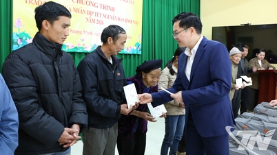 Dinh Quang Tuyen elvtárs Tet ajándékokat ad át Thuong Minh kommunában.