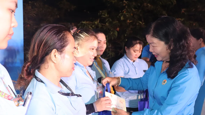โครงการ "ตรุษจีน - ความกตัญญูในฤดูใบไม้ผลิแด่พรรค" ได้แจกจ่ายของขวัญหลายพันชิ้นให้แก่แรงงานในจังหวัดดงทับ