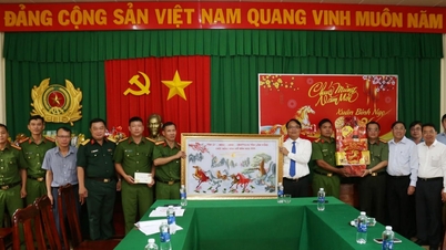 Deputy Secretary of the Lam Dong Provincial Party Committee, Dang Hong Sy, extends New Year greetings to the Mobile Police Battalion.