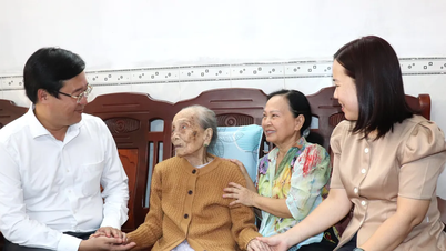 ថ្នាក់ដឹកនាំទីក្រុងហូជីមិញទៅសួរសុខទុក្ខ និងជូនពរឆ្នាំថ្មីដល់មាតា និងកុមារវៀតណាមវីរជនក្នុងស្ថានភាពលំបាក។