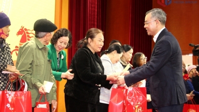 Le Bureau d'audit de l'État a offert 200 cadeaux du Têt aux habitants de Van Don.