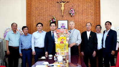Le président du Comité populaire provincial, Nguyen Hoang Giang, a rendu visite à l'évêché du diocèse de Kon Tum et lui a présenté ses vœux de Nouvel An.