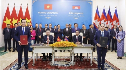 Cérémonie de signature des documents de coopération entre le Vietnam et le Cambodge.